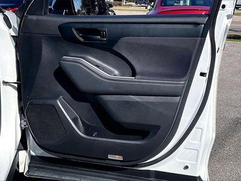 Used 2022 Toyota Highlander LE image 29