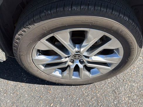 Used 2021 Toyota RAV4 XLE Premium image 8