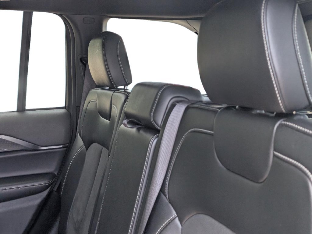 Used 2025 Jeep Grand Cherokee Altitude RWD image 17