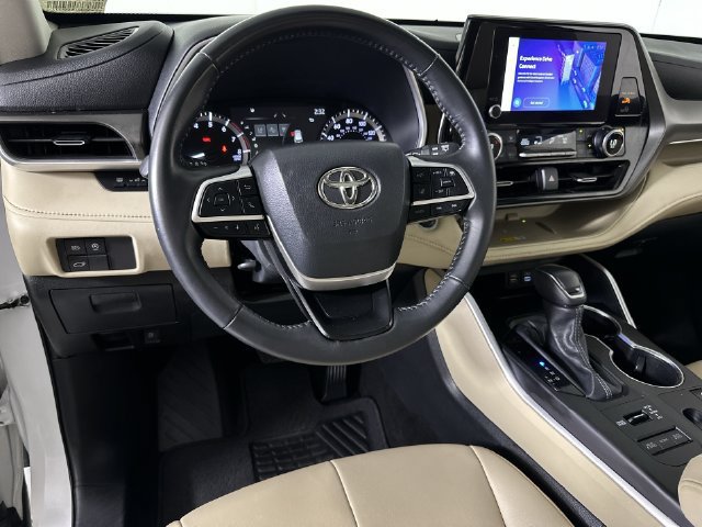 Used 2024 Toyota Highlander XLE AWD/4WD image 21