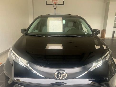 Used 2026 Toyota Sienna XLE FWD image 3
