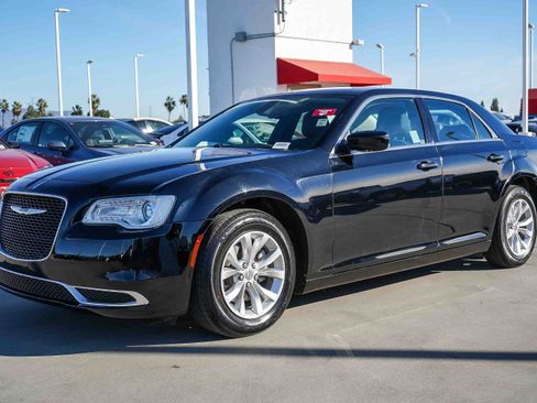 Used 2021 Chrysler 300 Touring image 3