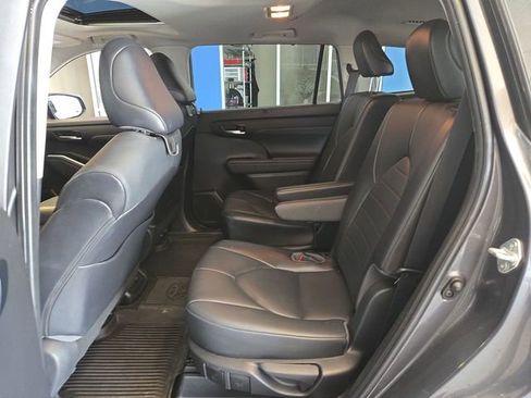 Used 2021 Toyota Highlander XLE FWD image 22