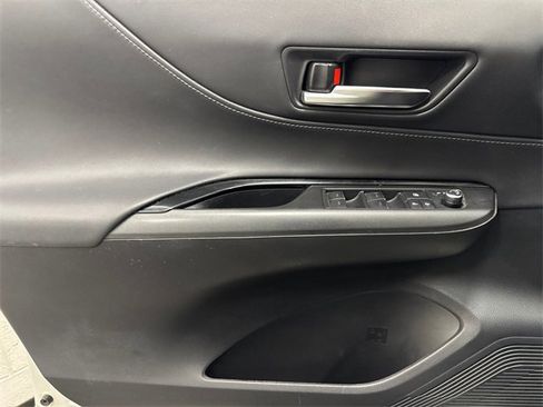 Used 2021 Toyota Venza LE image 10