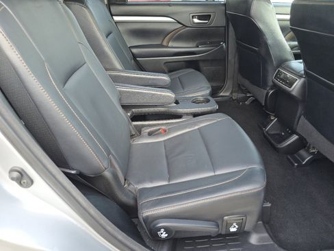 Used 2018 Toyota Highlander XLE FWD image 21