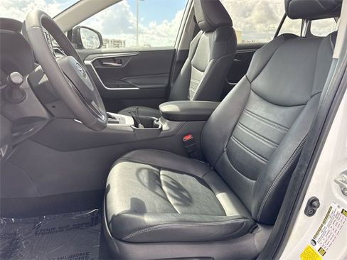 Used 2022 Toyota RAV4 XLE Premium image 11