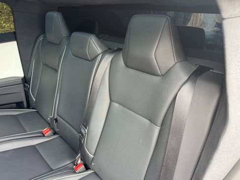 Used 2024 Tesla Cybertruck AWD Crew Cab image 40