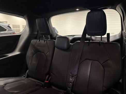Used 2022 Chrysler Pacifica Touring-L w/ Uconnect Theater Family Group image 20