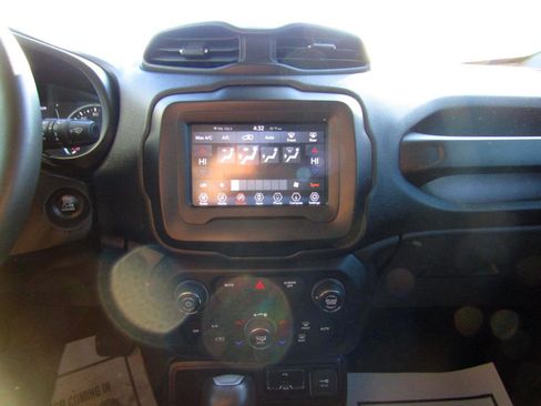 Used 2020 Jeep Renegade Latitude FWD image 12