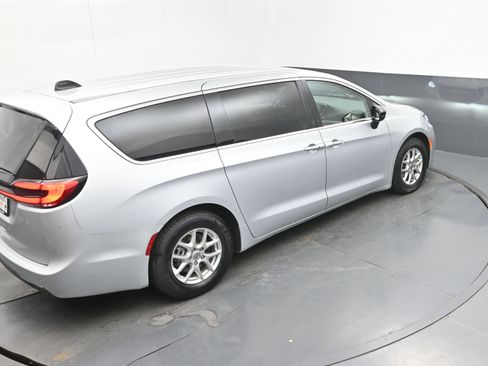 Used 2024 Chrysler Pacifica Touring-L FWD image 34
