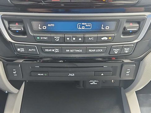Certified 2018 Honda Pilot Touring image 17