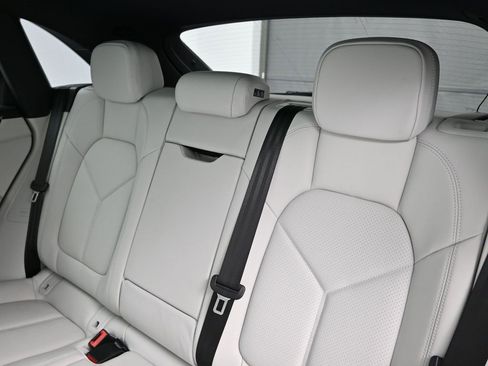 Used 2026 Porsche Macan image 6