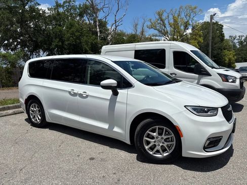 Used 2023 Chrysler Pacifica Touring-L FWD image 6