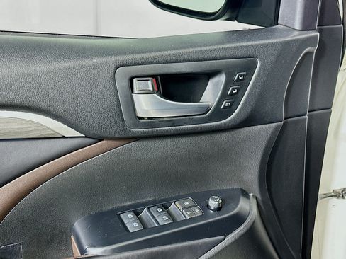 Used 2018 Toyota Highlander Limited Platinum FWD image 15