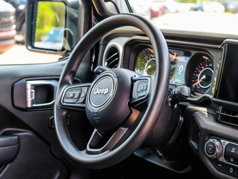 Used 2025 Jeep Wrangler Unlimited Sport AWD/4WD image 9
