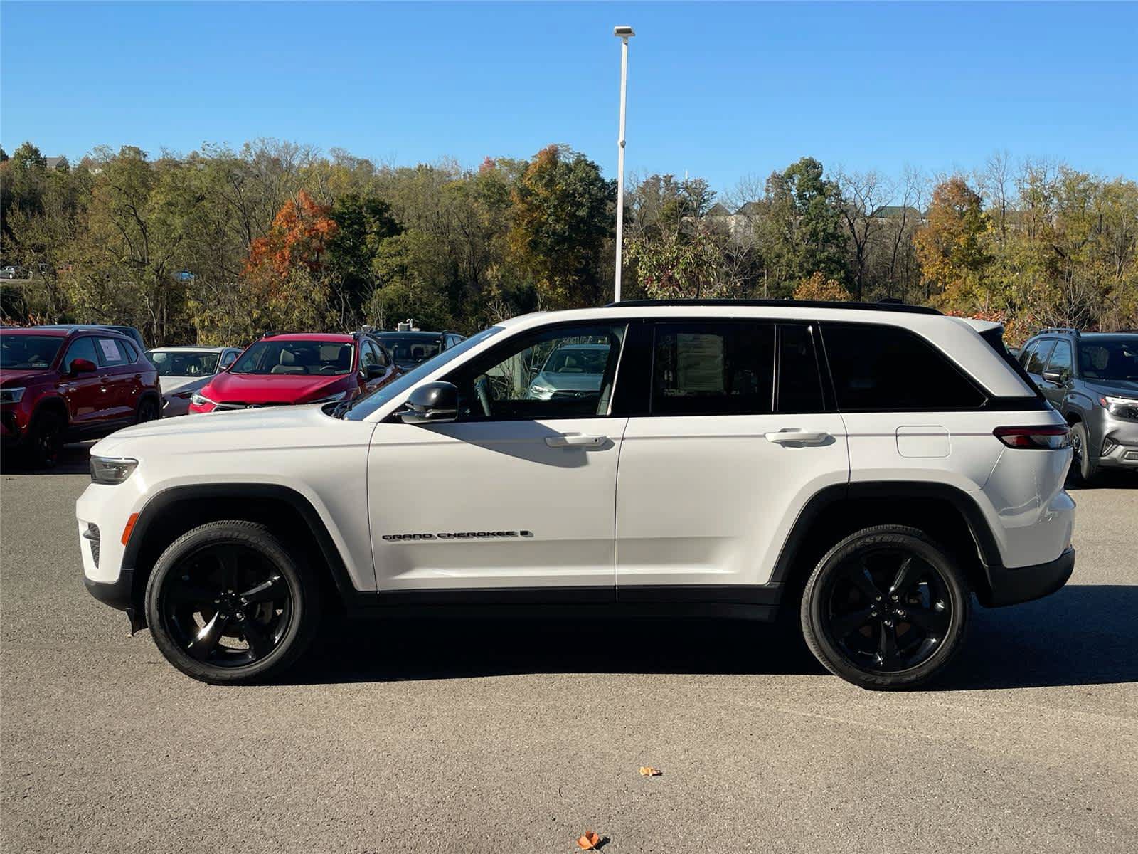 Used 2023 Jeep Grand Cherokee Altitude AWD/4WD image 2