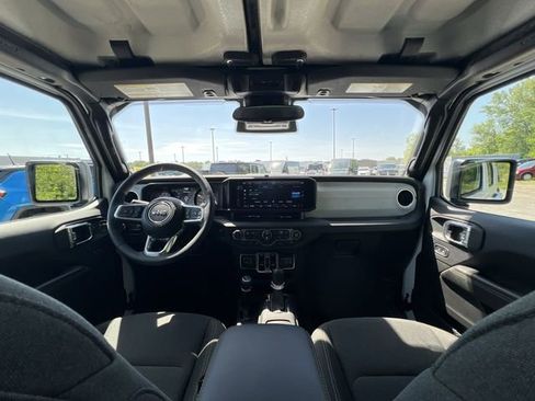 Used 2025 Jeep Wrangler Unlimited Sahara AWD/4WD image 10