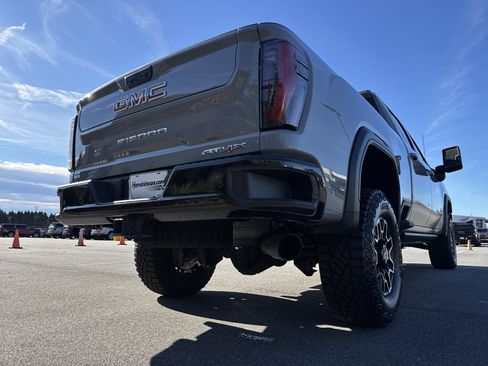 Used 2024 GMC Sierra 2500 AT4X image 10