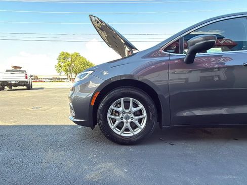 Used 2023 Chrysler Pacifica Touring FWD image 14