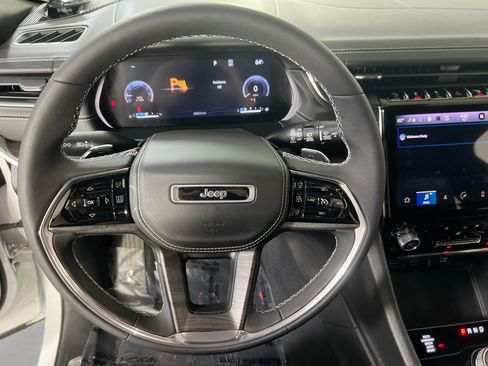 Used 2023 Jeep Grand Cherokee Overland w/ Luxury Tech Group IV AWD/4WD image 11
