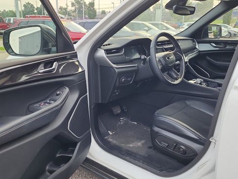 Used 2022 Jeep Grand Cherokee Altitude AWD/4WD image 10