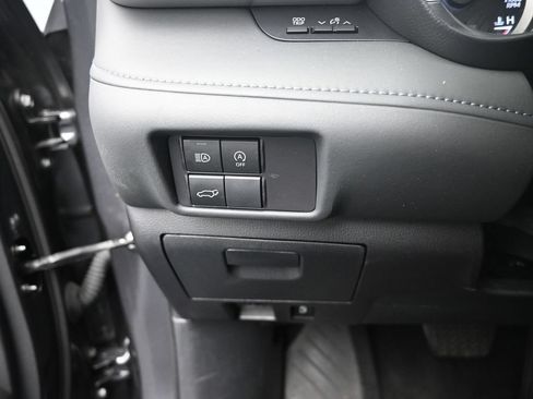 Used 2024 Toyota Highlander XLE FWD image 16