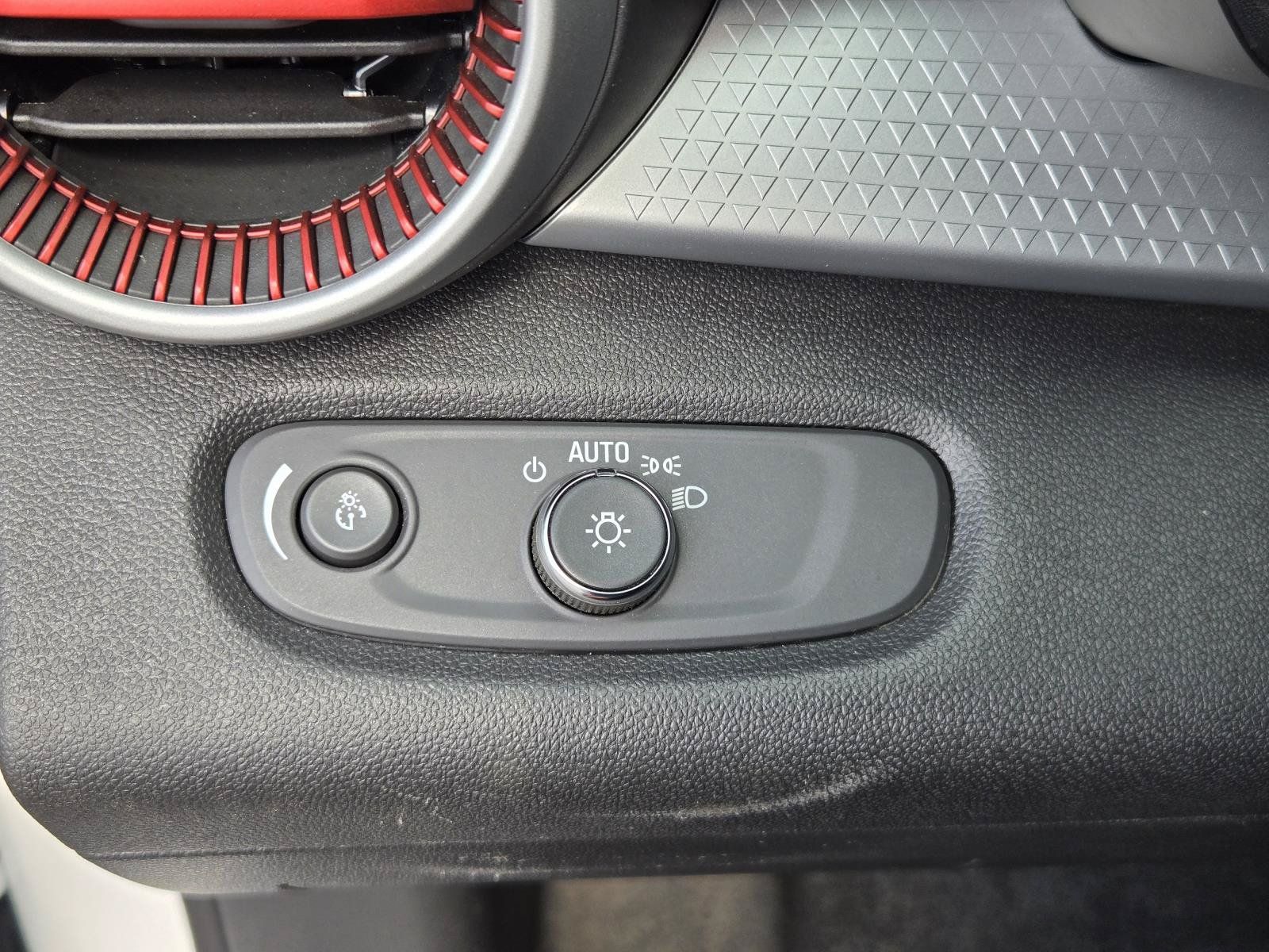 Used 2024 Chevrolet Trax RS w/ Sunroof Package FWD image 18