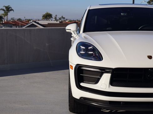 Certified 2025 Porsche Macan image 12