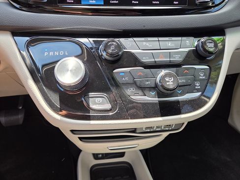 Used 2024 Chrysler Pacifica Touring-L FWD image 27