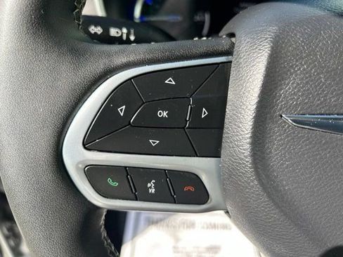 Used 2023 Chrysler Pacifica Touring-L FWD image 15