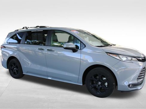 Certified 2025 Toyota Sienna XLE Woodland Edition AWD/4WD image 20