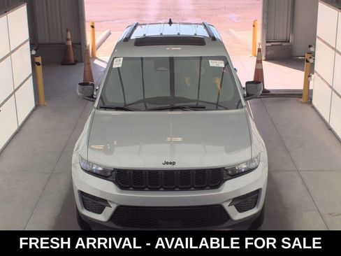 Used 2024 Jeep Grand Cherokee Altitude image 2