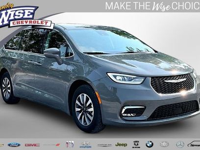 Used 2022 Chrysler Pacifica Touring-L