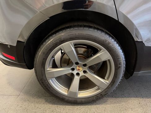Certified 2024 Porsche Macan AWD/4WD image 12