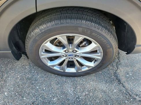 Used 2022 Ford Explorer XLT w/ Equipment Group 202A AWD/4WD image 7
