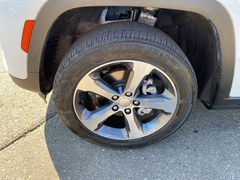 Certified 2023 Jeep Grand Cherokee Laredo image 12