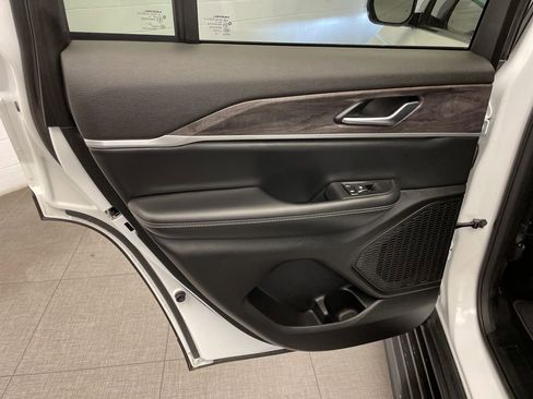 Certified 2023 Jeep Grand Cherokee Limited image 24