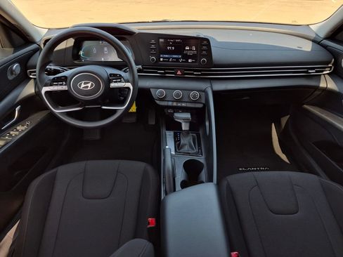 Used 2025 Hyundai Elantra SE FWD image 9