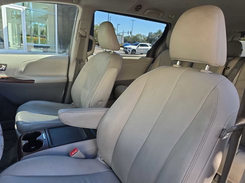 Used 2014 Toyota Sienna XLE image 14