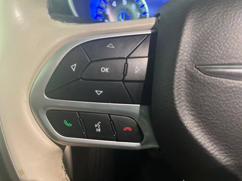 Used 2020 Chrysler Pacifica Limited FWD image 15