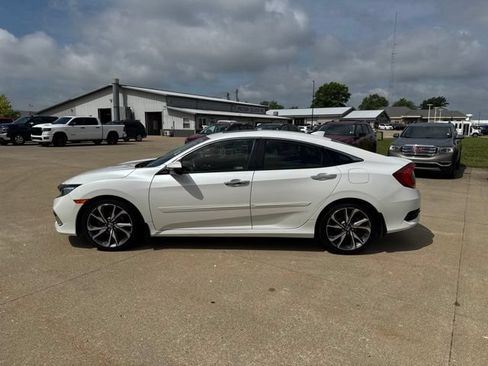 Used 2019 Honda Civic Touring image 4