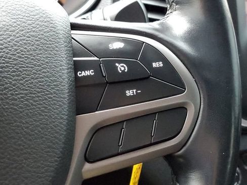 Used 2020 Jeep Cherokee Latitude w/ Cold Weather Group AWD/4WD image 18
