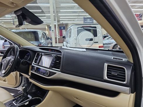 Used 2018 Toyota Highlander XLE image 23