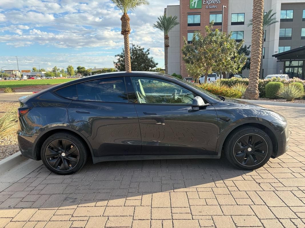 Used 2024 Tesla Model Y Long Range RWD image 2
