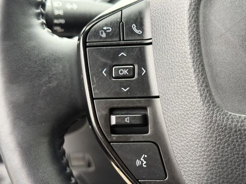 Used 2023 Toyota Prius XLE FWD image 18