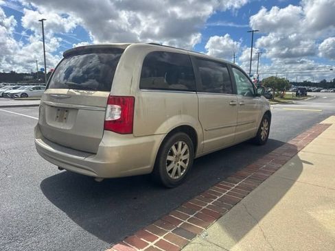 Used 2013 Chrysler Town & Country Touring FWD image 7