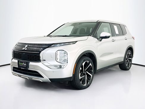 Used 2024 Mitsubishi Outlander SE image 3