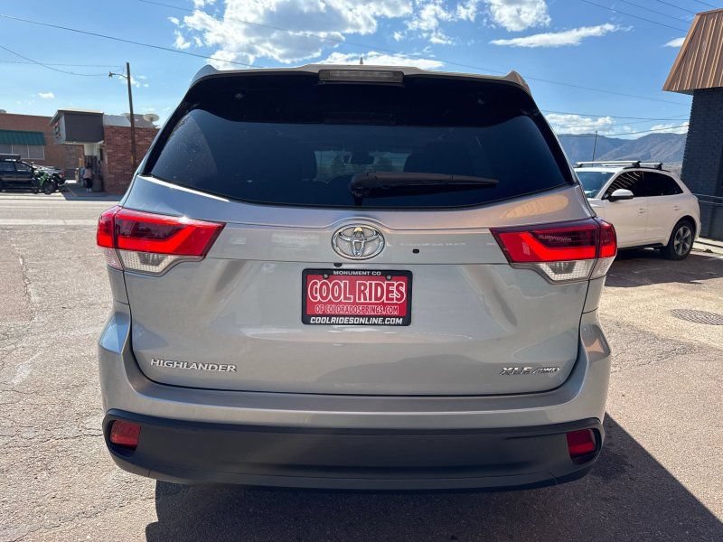 Used 2017 Toyota Highlander XLE AWD/4WD image 4