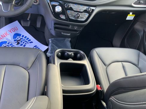 New 2026 Chrysler Pacifica Select image 18