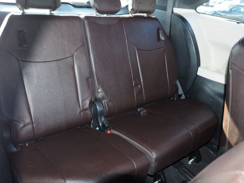 Used 2024 Toyota Sienna Platinum image 22